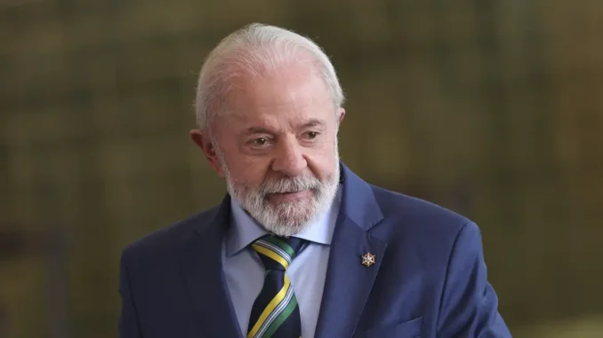 lula-india-mc_abr_08072025-20 Presidente Luiz Inácio Lula da Silva com terno azul, camisa clara e gravata listrada nas cores verde, amarela e preta, olhando levemente para o lado, com expressão serena. Fundo desfocado.