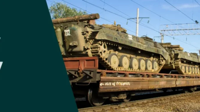 military-mobility-europa.jpg Tanques militares sobre trilhos de trem, representando o programa Military Mobility da União Europeia.