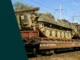 Tanques militares sobre trilhos de trem, representando o programa Military Mobility da União Europeia.