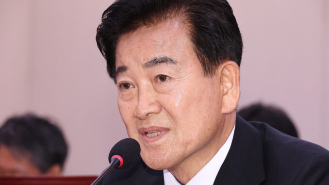Ministro da Unificação Chung Dong-young durante audiência de confirmação na Assembleia Nacional, julho 2025 Chung Dong-young, ministro da Unificação da Coreia do Sul, durante audiência de confirmação na Assembleia Nacional.