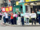 Manifestantes segurando cartazes e faixas em apoio ao movimento de recall em uma rua de Taiwan.