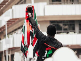 Manifestante segurando a bandeira do Quênia durante protesto em Nairóbi.