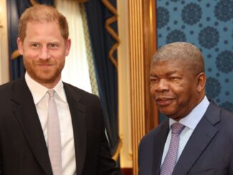Príncipe Harry vestindo colete de segurança em campo de desminagem durante visita a Angola em julho de 2025
