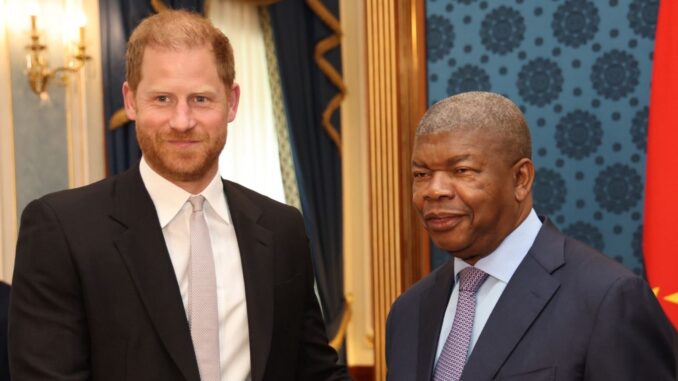 processed-335577ad-71d1-4503-85a8-52fcfd50f5c2 Príncipe Harry vestindo colete de segurança em campo de desminagem durante visita a Angola em julho de 2025