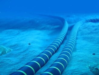 Cabo submarino de alta capacidade no fundo do mar, com linhas azuis e listras claras, transmitindo dados digitais para melhorar a conectividade na Ásia Oriental.