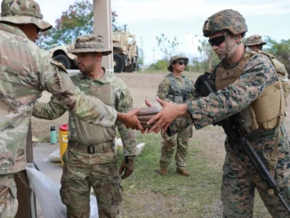 Soldados dos EUA participando do exercício militar Caribbean Thunder 2025 em Porto Rico, distribuindo suprimentos durante operações de treinamento.