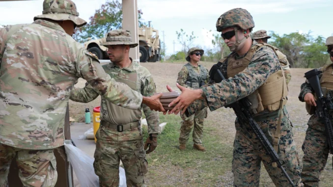 Soldados dos EUA participando do exercício militar Caribbean Thunder 2025 em Porto Rico, distribuindo suprimentos durante operações de treinamento.