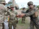 Soldados dos EUA participando do exercício militar Caribbean Thunder 2025 em Porto Rico, distribuindo suprimentos durante operações de treinamento.