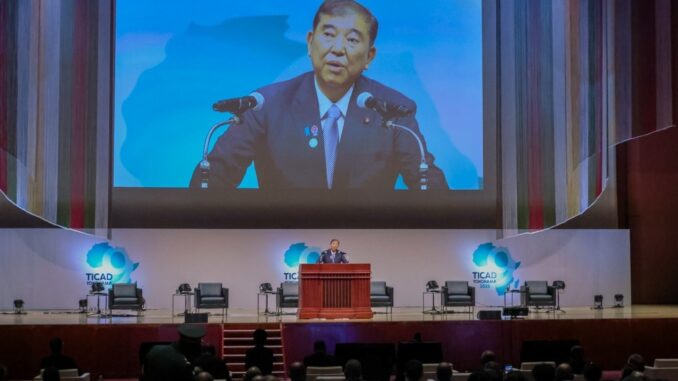 Zona Econômica Japão–África: anúncio de Shigeru Ishiba na TICAD 9 Primeiro-ministro do Japão, Shigeru Ishiba, fala durante a TICAD 9 em Yokohama sobre a proposta de zona econômica ligando o Oceano Índico à África.