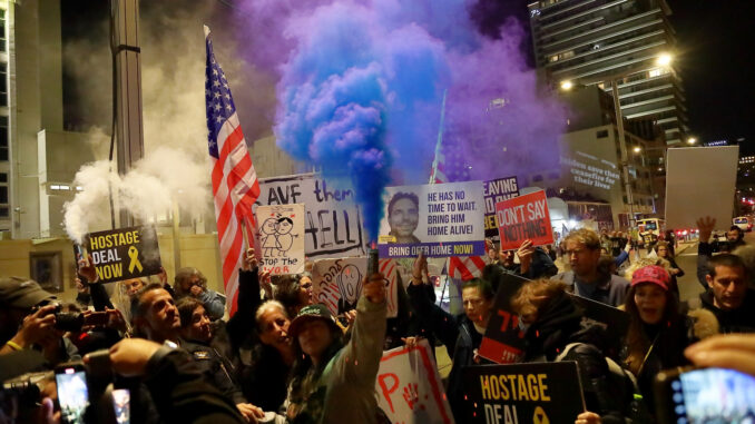 Protestos em Israel exigem cessar-fogo Manifestantes em Tel Aviv exigindo cessar-fogo e libertação de reféns palestinos
