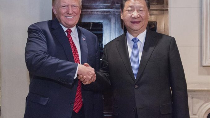 Donald Trump e Xi Jinping durante encontro diplomático em 2018, representando relações sino-americanas.