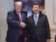 Donald Trump e Xi Jinping durante encontro diplomático em 2018, representando relações sino-americanas.