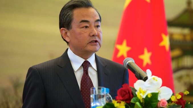Ministro das Relações Exteriores da China, Wang Yi, falando à imprensa em coletiva, enquanto o Secretário de Estado dos EUA ouve atentamente.