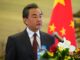 Ministro das Relações Exteriores da China, Wang Yi, falando à imprensa em coletiva, enquanto o Secretário de Estado dos EUA ouve atentamente.