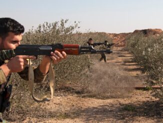 Combatentes das Forças Democráticas Sírias em treinamento militar na província de Deir ez-Zor, Síria.