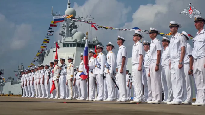 Cooperação Naval Rússia-China 2025 Militares da Rússia e da China durante exercícios navais conjuntos em Zhanjiang, China, 2024.