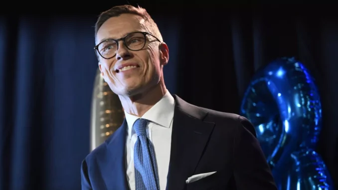 Alexander Stubb sorrindo durante recepção eleitoral em Helsinque, Finlândia.