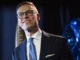Alexander Stubb sorrindo durante recepção eleitoral em Helsinque, Finlândia.