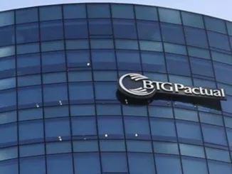 Fachada envidraçada da sede do banco BTG Pactual em Santiago, Chile, com o logotipo visível.