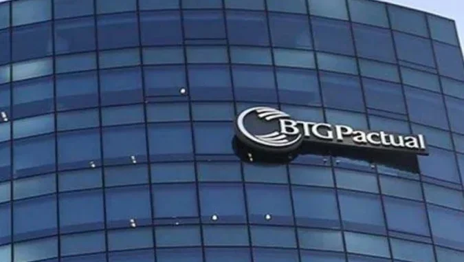 Sede do BTG Pactual em Santiago Fachada envidraçada da sede do banco BTG Pactual em Santiago, Chile, com o logotipo visível.