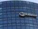 Fachada envidraçada da sede do banco BTG Pactual em Santiago, Chile, com o logotipo visível.