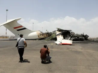 Fotógrafos registram destroços de avião destruído em Sanaa, Iémen, após ataque aéreo