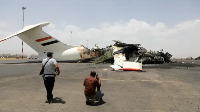 Destroços de avião após ataque aéreo em Sanaa Fotógrafos registram destroços de avião destruído em Sanaa, Iémen, após ataque aéreo
