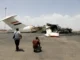 Fotógrafos registram destroços de avião destruído em Sanaa, Iémen, após ataque aéreo