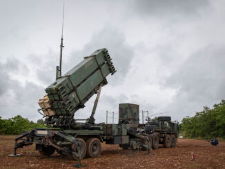 Sistema de mísseis Patriot em posição, pronto para lançamento, durante exercício militar na Croácia