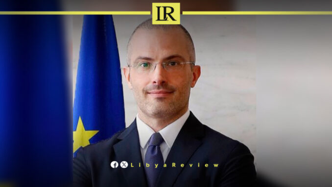 Nicola Orlando – Representante da UE na Líbia Retrato oficial de Nicola Orlando, embaixador da União Europeia na Líbia, em frente à bandeira da UE.