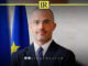 Retrato oficial de Nicola Orlando, embaixador da União Europeia na Líbia, em frente à bandeira da UE.