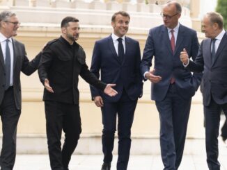 Emmanuel Macron, Friedrich Merz e Donald Tusk conversando com líderes europeus e ucranianos em visita oficial à Ucrânia em 2025.