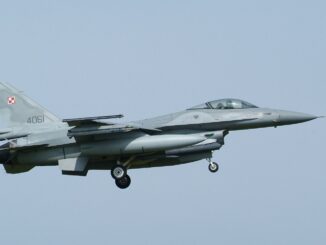 Caça F-16C da Força Aérea Polonesa em voo sobre a 31ª Base Aérea Tática.