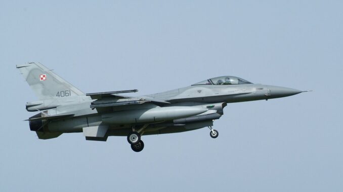 F-16 Polonês em Treinamento Aéreo Caça F-16C da Força Aérea Polonesa em voo sobre a 31ª Base Aérea Tática.
