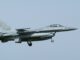 Caça F-16C da Força Aérea Polonesa em voo sobre a 31ª Base Aérea Tática.