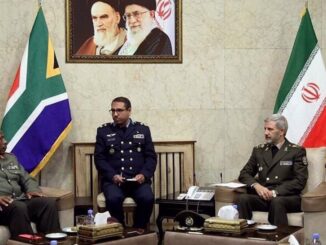 Major-general Seyyed Abdolrahim Mousavi do Irã cumprimenta o general Rudzani Maphwanya da África do Sul durante encontro militar em Teerã, agosto de 2025