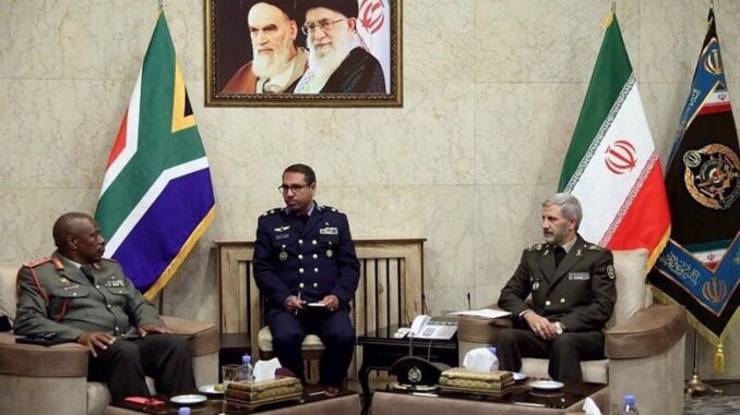 Major-general Seyyed Abdolrahim Mousavi do Irã cumprimenta o general Rudzani Maphwanya da África do Sul durante encontro militar em Teerã, agosto de 2025