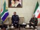 Major-general Seyyed Abdolrahim Mousavi do Irã cumprimenta o general Rudzani Maphwanya da África do Sul durante encontro militar em Teerã, agosto de 2025
