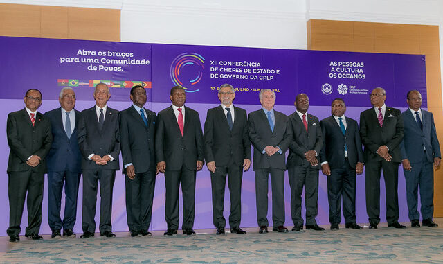 Representantes de países da CPLP posam juntos durante a XII Conferência de Chefes de Estado e de Governo em Ilha do Sal, Cabo Verde.