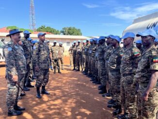 Comandante da UNMISS, Tenente-General Mohan Subramanian, inspeciona tropas em Tambura, Sudão do Sul, garantindo a proteção de civis.