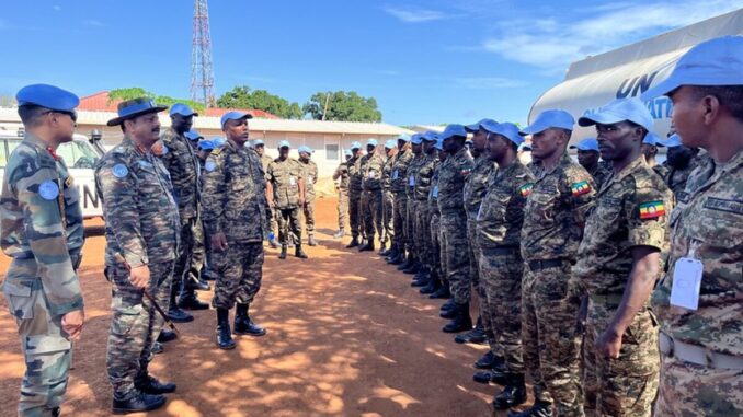 UNMISS reforça proteção de civis em Tambura Comandante da UNMISS, Tenente-General Mohan Subramanian, inspeciona tropas em Tambura, Sudão do Sul, garantindo a proteção de civis.