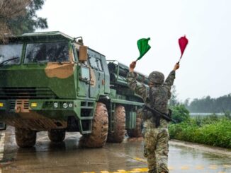 Nesta fotografia de 23 de maio de 2024 divulgada pelo Comando do Teatro Oriental do Exército de Libertação Popular da China, um soldado orientando um lançador de foguetes numa base durante um exercício militar na província de Fujian, no leste da China.