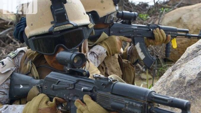 Soldados Sauditas com Fuzis AK-103 Soldados das Forças de Operações Especiais da Arábia Saudita armados com fuzis de assalto AK-103 durante operações militares no Iémen.