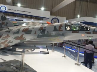 Modelo do caça indiano AMCA exibido durante a Aero India 2021