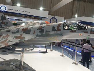 Modelo em escala real do caça indiano AMCA, projeto stealth de quinta geração, exibido na Aero India