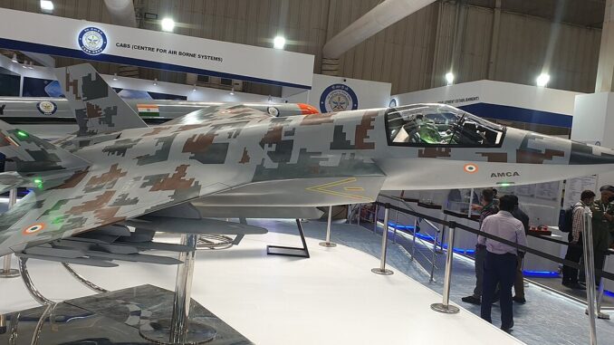 Modelo do caça indiano AMCA em exposição Modelo em escala real do caça indiano AMCA, projeto stealth de quinta geração, exibido na Aero India