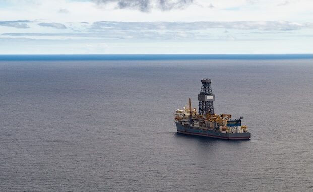 A Nova Fronteira do Petróleo Brasileiro Navio-sonda da BP em operação no mar brasileiro durante campanha de exploração na Bacia de Santos.