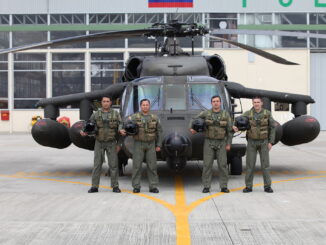 Helicóptero militar colombiano em voo, ilustrando operações antinarcóticos.