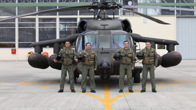 Colômbia: Drones e Carros-Bomba Helicóptero militar colombiano em voo, ilustrando operações antinarcóticos.