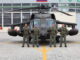 Helicóptero militar colombiano em voo, ilustrando operações antinarcóticos.
